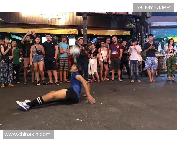 足球明星在城市街头漫步引发粉丝热潮与媒体关注